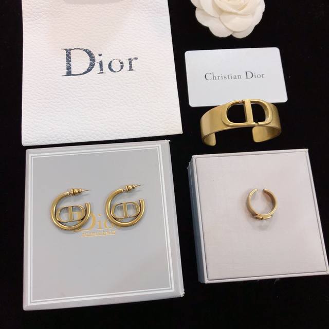 手镯 、戒指 、耳钉 Dior 迪奥Cd耳钉，手镯，戒指美得不要不要的 唯美 浪漫 人手必备款 火爆小红书 精选Z批一致材质搭配纯银针