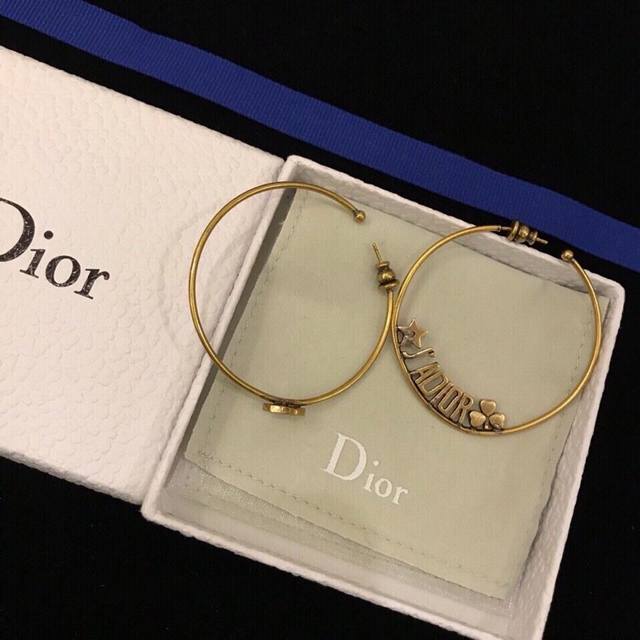 Dior迪奥Cd耳钉，它可以让你们一分钟美炸天 干净利落又尽显女性的自信张扬适合每一个爱美的小仙女