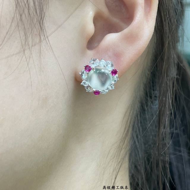 彩宝：进口定制 独家定制款三颗红钻水沫玉耳钉 高贵奢华，精巧显气质，不怕撞款，是真金白银的质感透感十足、光泽温润、没有杂质就像冰雪晶莹剔透的感觉、可以修饰脸型、