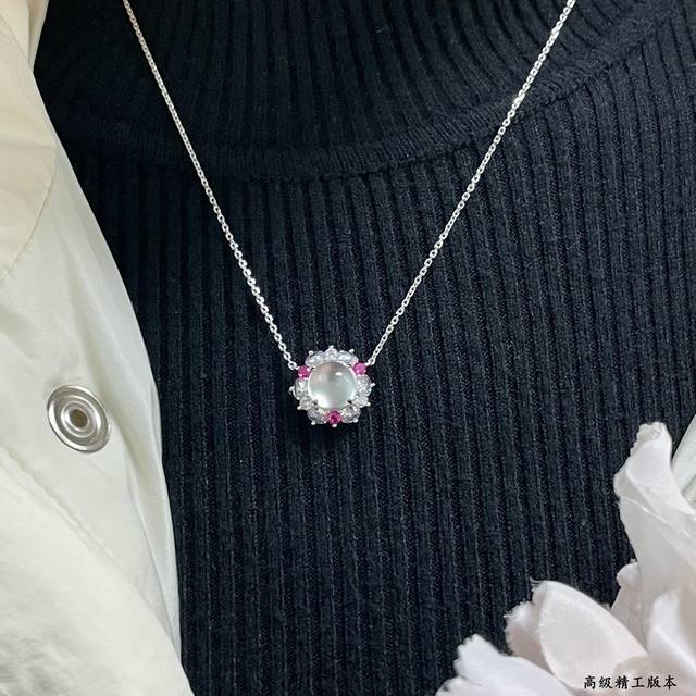 彩宝：进口定制 独家定制款 三颗红钻 水沫玉项链高贵奢华，精巧显气质，不怕撞款，是真金白银的质感透感十足、光泽温润、没有杂质就像冰雪晶莹剔透的感觉、可以修饰脸型