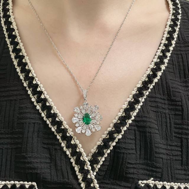 彩宝：进口定制 花朵绿钻项链，绿钻被认为可以辅助治愈身心是人们情感沟通的纽带带来清新，快活的能量绿色亦是财富之光有助于吸引财富能量，带来幸运的能量。这款绿钻的颜