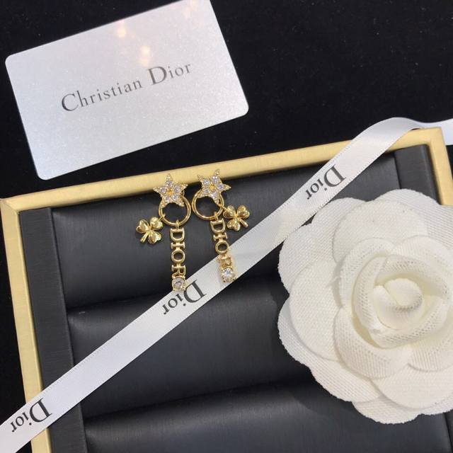 Dior 迪奥 星星Cd耳钉 年专柜新款上市 美得不要不要的 唯美 浪漫 人手必备款 火爆小红书 精选Z批一致材质搭配纯银针 超 Nice
