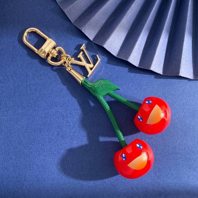 lu92 Lv路易威登新款欧美风高级感潮流挂件光面Lv字母绿叶子大樱桃车厘子包包装饰品钥匙扣包饰 黄铜材质 重约72.2G 总高约15.5Cm