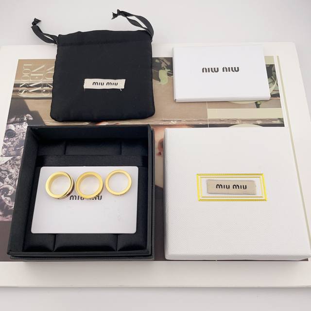 我们出品 Mu珐琅三件套戒指 Z 5300，美拉德棕金，少女粉白金两个颜色，S-M-L三个码数，编码，送包装超级推荐！Z珐琅工艺，黄铜材质！真的是经典中的战斗机