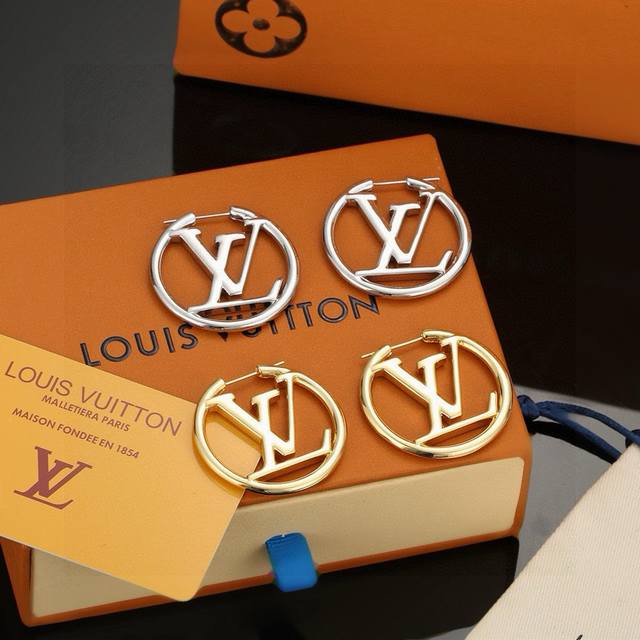 精工版本 路易威登耳钉 字母耳钉 秉承精湛匠艺，以锻造耀目 Lv Twig 抛光色泽成就经典 Lv 字母的自然化身，流露品牌格 明星同款 经典百搭 金银两色，两