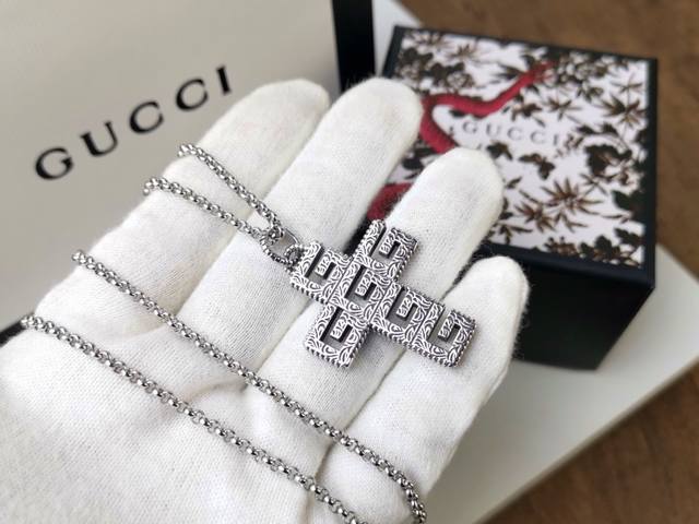 Gucci古驰 新款 方形G十字架项链吊坠点缀精美的阿拉伯刻花图案[嘴唇]经典方形G字母组成十字架造型 再次引领风潮爆款 潮人必入批