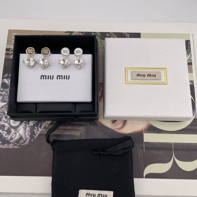 我们出品 Mu简直就是少女收割机 真的太懂女人了一眼心动的设计强烈推荐！！珐琅字母Logo圆牌超大颗施华洛钻Cnc工艺！绝美质感！特别定制进口钻！巨巨巨Blin