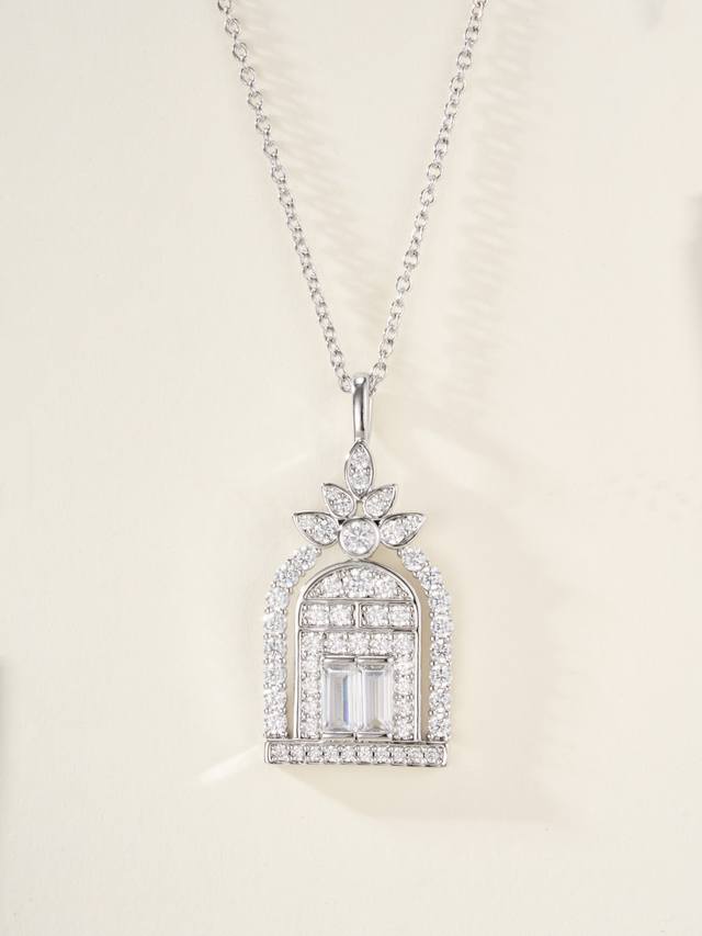 Charms By Harry Winston“幸福之门”灵感来自海瑞温斯顿纽约旗舰店的大门，透过坠饰的设计搭以圆形明亮式切工和长形切工钻石，重新刻画出第五大道