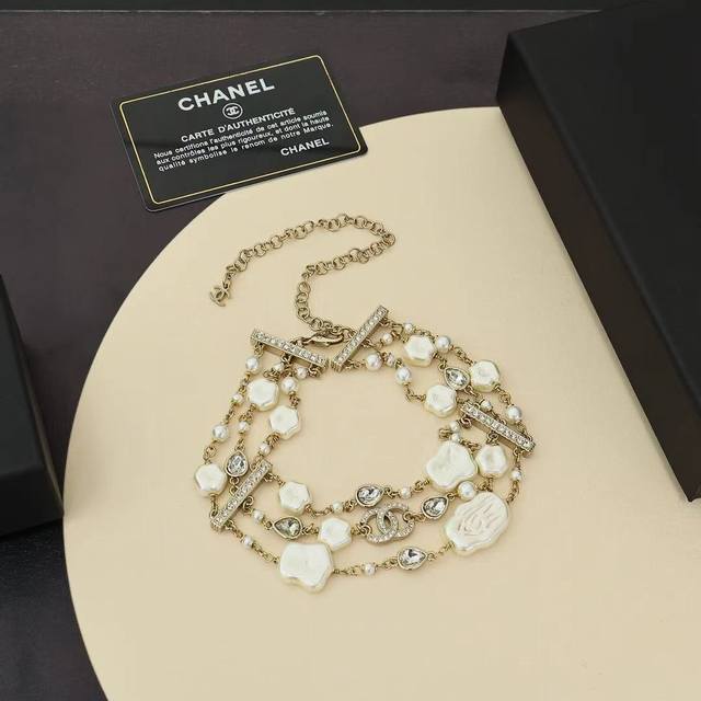 Chanel 三层云朵树脂珍珠浅金色满钻双C水滴晶钻短款项链 白净的云朵+小水滴钻多层珍珠设计上身有叠戴的视觉感 细看祥云上还有不规则纹理质感满满日常搭配吸睛且