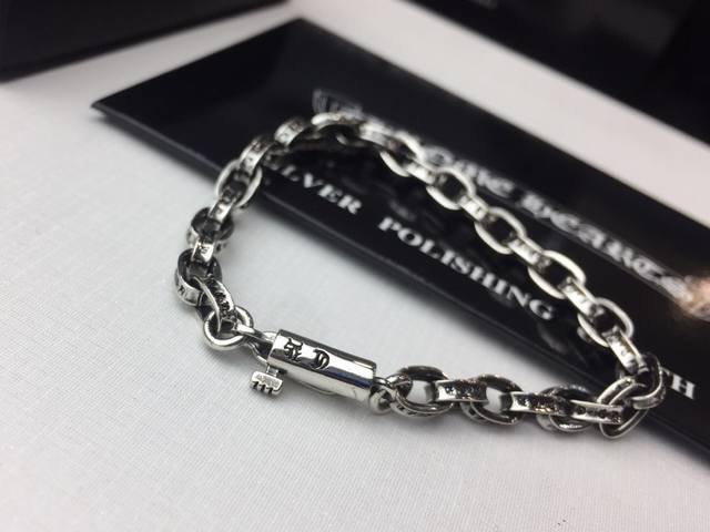 Chrome He Rts 克罗心字母手链～正品开模 复古做旧工艺 更具质感潮流搭配必备品 可与其他手链或手表混搭中性款