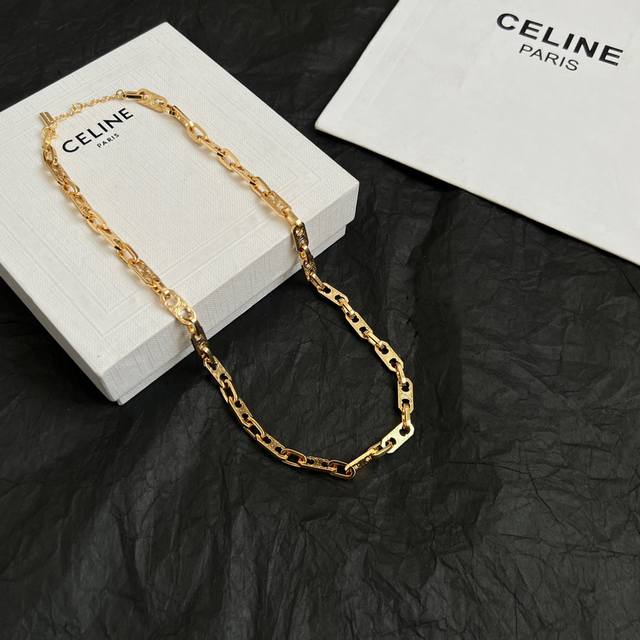 Celine 赛琳 项链 一直是简约时尚界的标杆大胆的设计 百看不厌搭配起来更Fashion