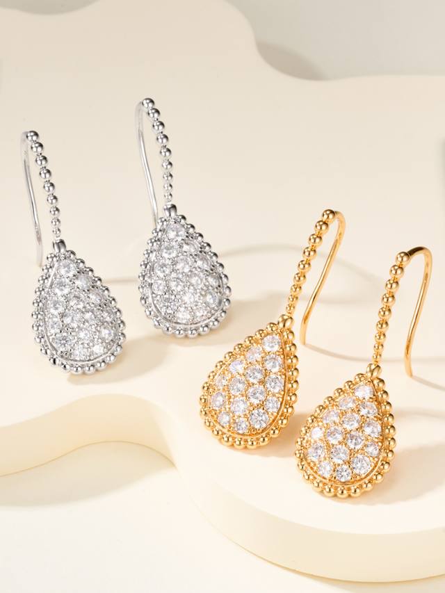 Boucheron宝诗龙Ser批Ent BohèMe系列水滴满钻耳环，璀璨水滴尽显灵动魅力。 无论你是日常佩戴还是参加活动，都在举手投足间透露着独一无二的美丽。