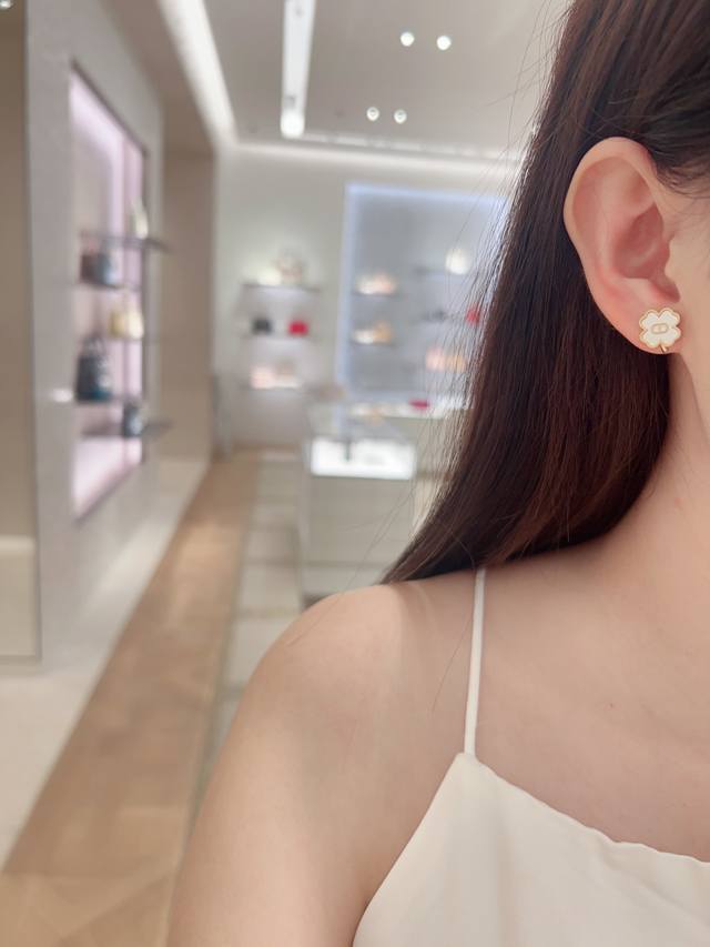 我们出品 Z批 5980！量大咨询客Fu Dor新款四叶草星星珍珠耳环 25Cruise新款系列！一定要买全网首发现货第一眼看上去它是个爆款！Cd+四叶草，Cd