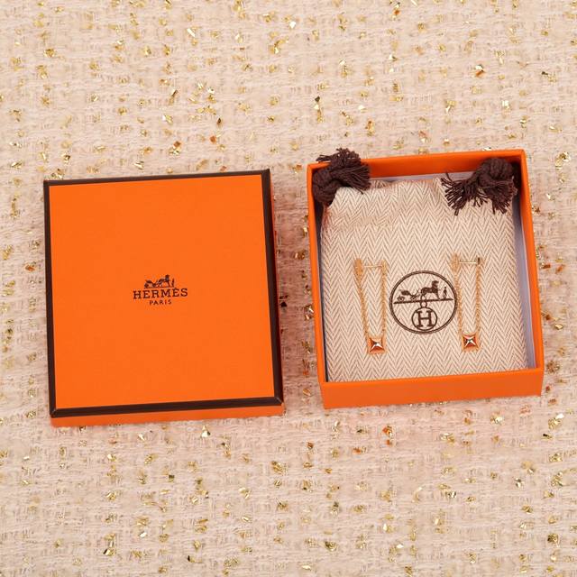 我们出品 耳环 ，可订做18K真金真钻版，只做对版真金货，价询客Fu 明星、网红、名媛都难以抗拒！ 酷劲十足的经典标志 古今中外时尚浪尖上的不败元素 搭配各种手