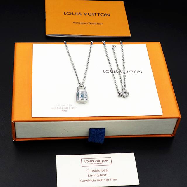 驴家Siver Lockt 项链出自路易威登与品牌代言人李龙馥的合作系列，于传统元素之上抒写这位知名韩流艺人所传达的积极讯息。Georges-Louis Vit