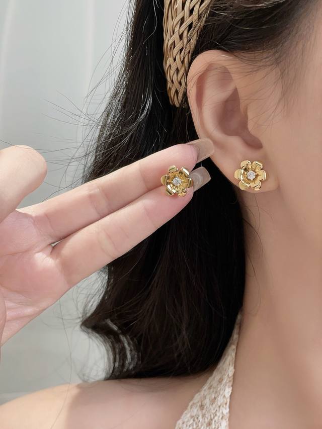 我们出品 量大咨询客Fu 彩宝系列-花朵耳钉 通体925纯银耐磨保色度行业最新配方优金电镀！太赞了 夜空中最亮的星！人无我有的细腻做工，对标高级珠宝工艺！太正了