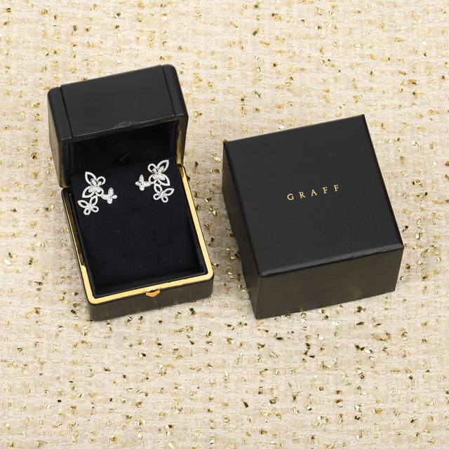我们出品 幻影蝴蝶耳钉 ，可订做18K真金真钻版，只做对版真金货，价询客Fu，批K市面各种金货 优雅的蝴蝶幻影钻石戒指描绘蝴蝶的优美轮廓，闪烁的密镶美钻勾勒出翅