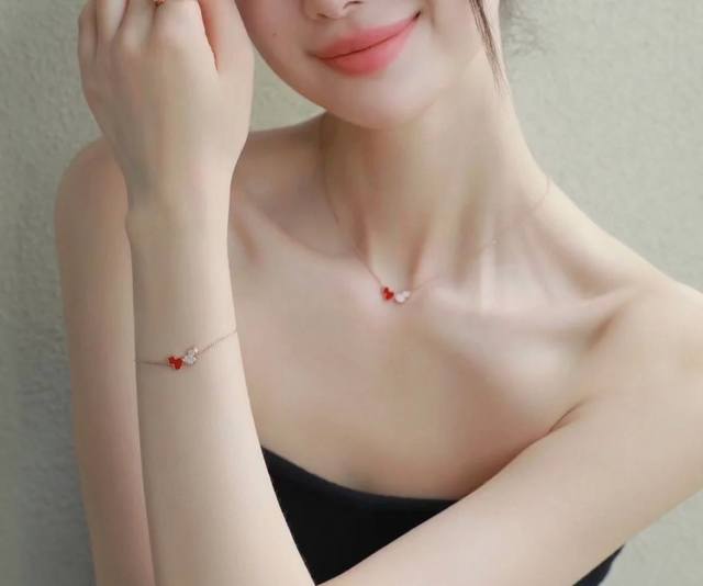 V金材质 红钻 Wulu麒麟双葫芦手链超Q款简约的线条刻画Wulu优美的形态非常优雅Qeelin X 黎贝卡独家发售限量版，如何用它搭出冬日的气息。