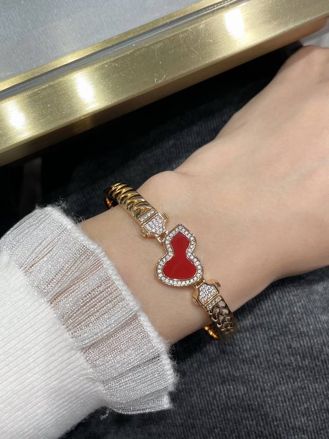 V金材质 Qeelin麒麟编织纹红玛瑙葫芦手镯超Q款简约的线条刻画Wulu优美的形态非常优雅