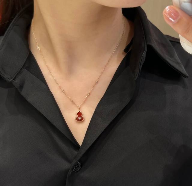 V金材质 Qeelin麒麟红葫芦带心形项链，简约的线条刻画Wulu优美的形态，Qeelin X 黎贝卡独家发售限量版Wulu，本命年必备。