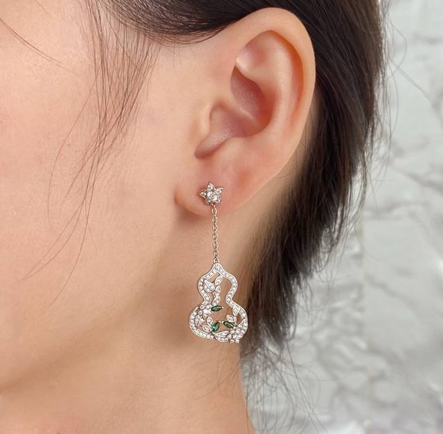 V金镀咪金 麒麟花藤绿葫芦耳环，佩戴Qeelin Wulu Lace蕾丝葫芦耳环点缀整体造型，华美大气，优雅绽放。