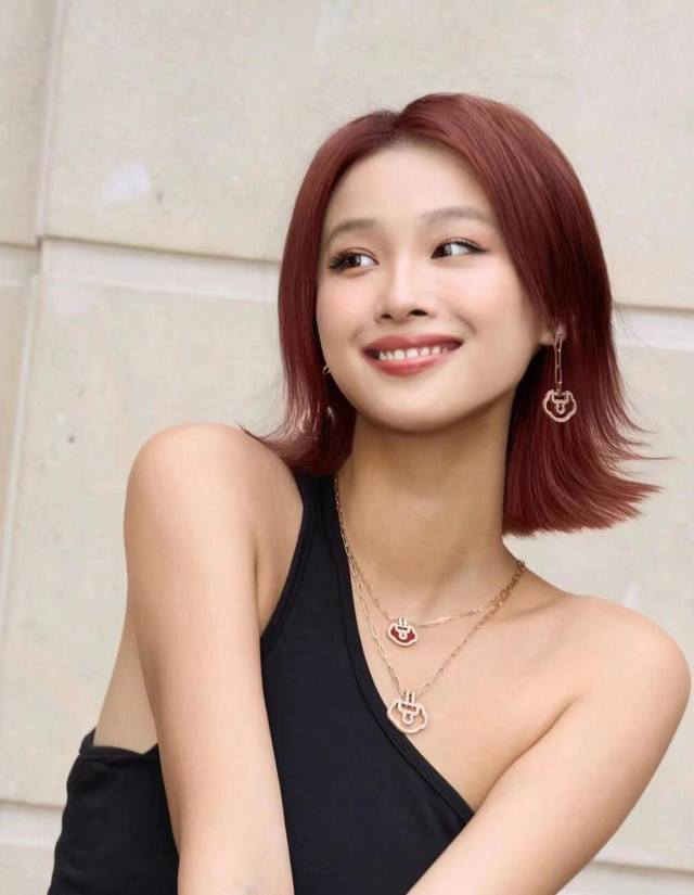 我们出品 大号如意锁项链，可订做真金真钻，只做对版Z批真金货，批K市面各种金货量大咨询客Fu 批Etite Yu Yi系列特别款珠宝,以“一生一世锁住你”的情感