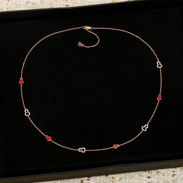 我们出品 Mini葫芦项链，全新Wulu Mini Solitaires系列，可订做真金真钻版，量大咨询客Fu Qeelin最具代表性的Wulu系列，将葫芦蕴含