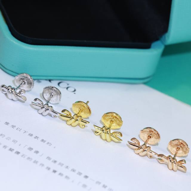 新款 Mini Tiffany 绳结耳钉 光面款 亚金材质银针 带飞碟。原版Logo 美的窒息今年夏天最火爆新款 蒂芙尼耳钉 电镀18K金 厚金电镀