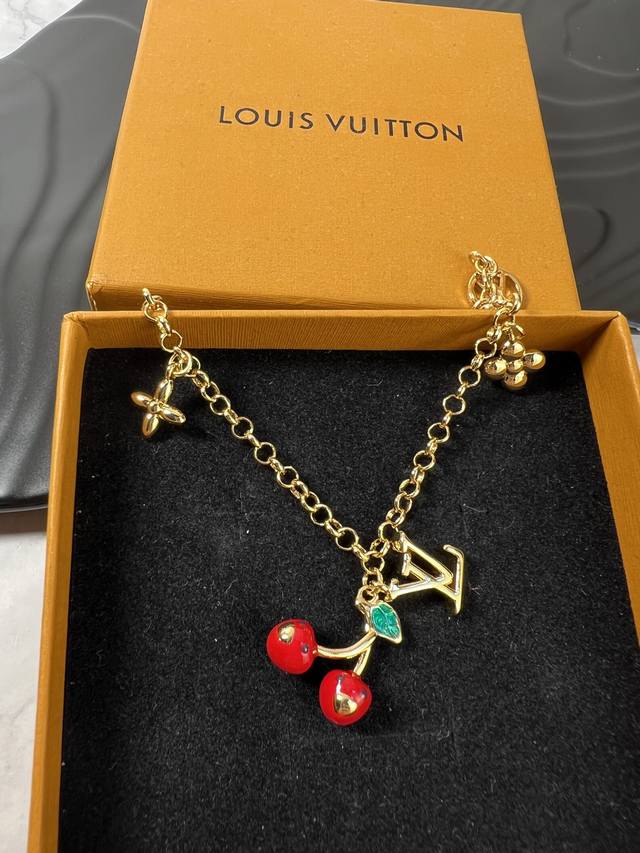 项链 ，手链 。Lv 手链 项链