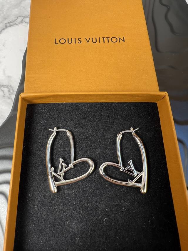 Lv 爱心 耳钉