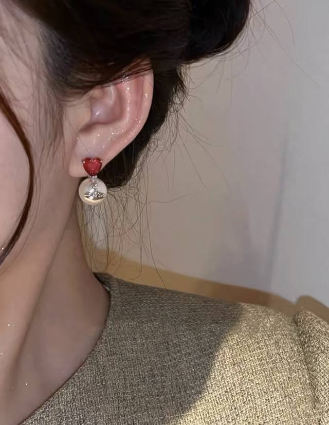 高品质 细节如图 西太后爱心钻土星珍珠耳钉 超仙超爱少女心爆棚必入！银色搭红钻，金色搭白钻！绝绝子闭眼冲！宝宝，什么是快乐星球，来，这就是快乐星球！多巴胺爆棚！