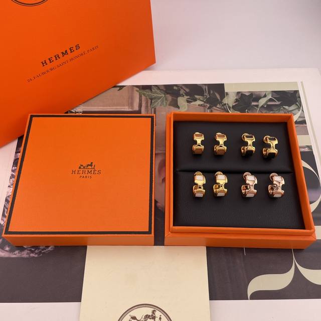 我们出品 H皮耳环 Z 6250，最佳情侣款，配普通包装！图片木盒包装另加配，O'maillon系列！极简Logo设计搭配小牛皮！满满高级感！高级感满满的经典金