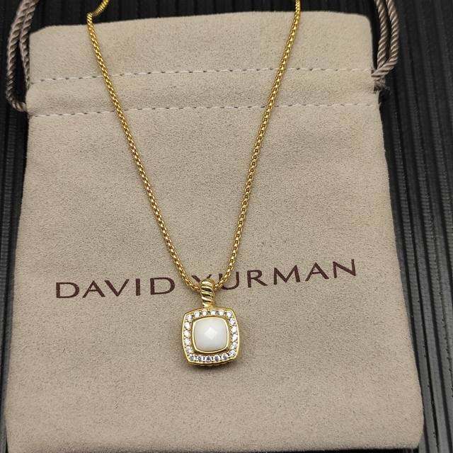 David Yurman 白玛瑙金色四方钻项链。 链条粗1.5Mm，长度45+5