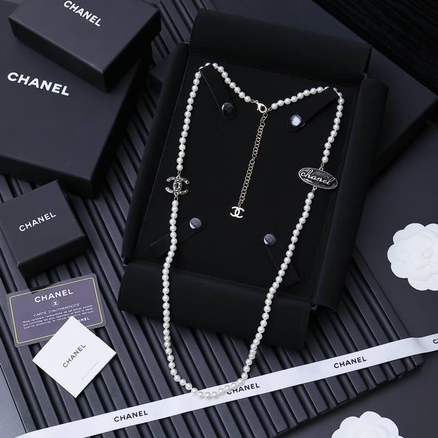 Chanel 椭圆珍珠毛衣链 香奈儿你是懂设计的，星星珐琅双C加上椭圆字体搭配绝美珍珠链条真的很喜欢这种拼接搭配 不会太隆重的感觉 日常通勤约会都好看