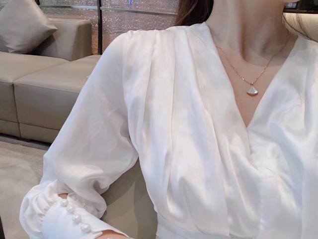 我们出品 小裙子项链 大号 Z 00+ 可定制真金真钻版，价格p咨询客服 Diva‘Dream 项链线条精美，标志性的扇形图案烘托极致纯粹气质，而妩媚迷人的玫瑰