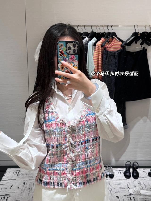 我们出品 量大咨询客Fu Ch Nel羽毛毛衣链 买它[机智]，非常非常好看，上身的漂亮完美程度，可以用惊艳形容！太太太美了而且，非常重工！上边每一个纹路细节对