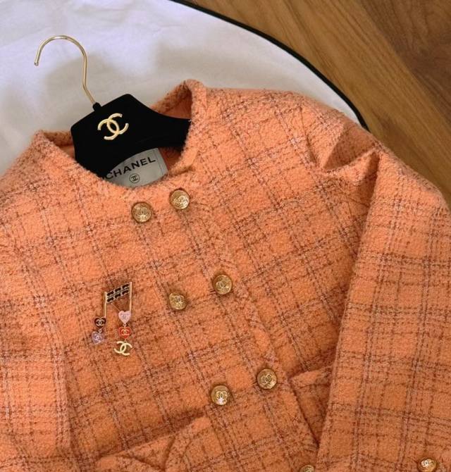 我们出品 Z 10，量大咨询客Fu 香音符多爱心胸针 这款必冲！超难买的一款！手工坊最新系列！老规矩先到先得！巨巨巨巨美爱心跟双C的必入两个元素集齐一身，太美啦