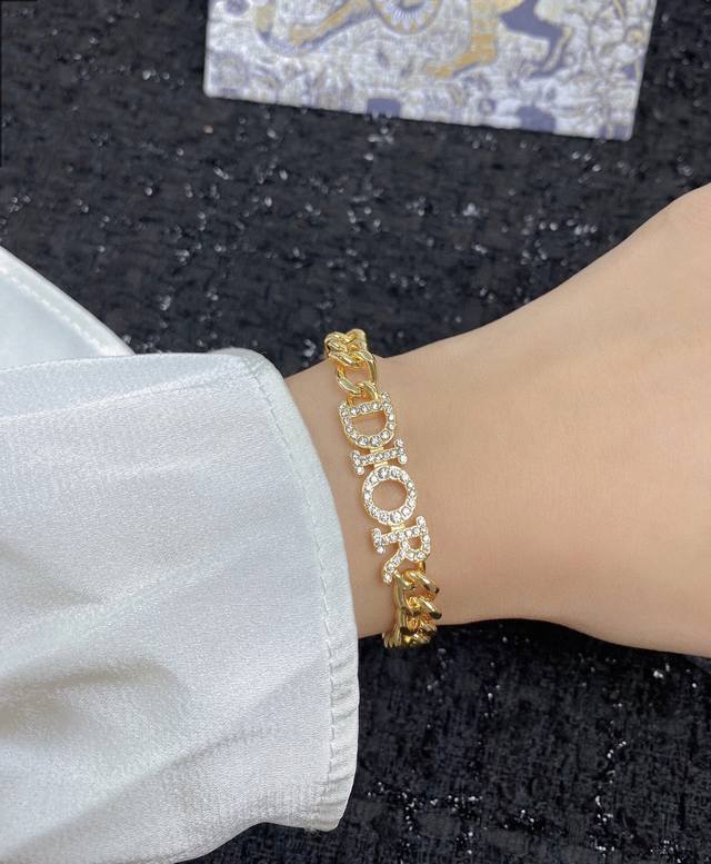 Dior Cd粗链手链 Z 4800，非常非常推荐 一条简约粗链条！每一节环全部一个一个倒膜出来的，再一节一节纯手工拼接起来的，这种称为手工链，因此很费工费成本