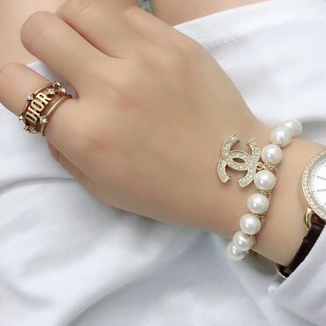 Chanel香奈儿热销款大牌香奶奶精致手链双C双手工镶珠镶钻手链由珍珠串成超级显白哦夏天即将来临是时候露出你美腻的手了精致的你值得拥有哟