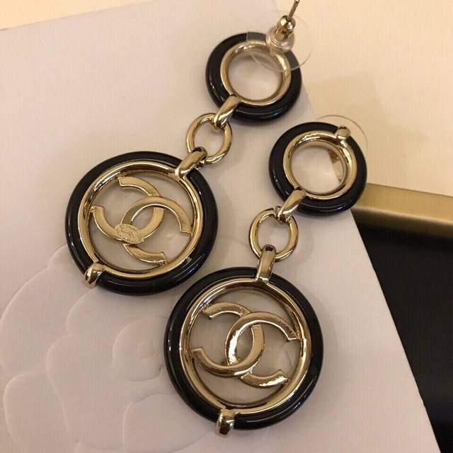 Chanel 新款耳钉原版黄铜 小香 顶级原单品质、最高代购级别网红小公举时尚人士必须拥有 进口专柜材质、不是市面低版本可以媲美的出入海关专柜无压力