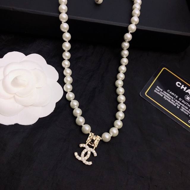 Chanel小香 新品 珍珠复古Cc项链超美薪水搭配单品 气质爱了 简约的Cc吊坠拼搭珍珠时髦设计 整个项链整体搭配起来超级加