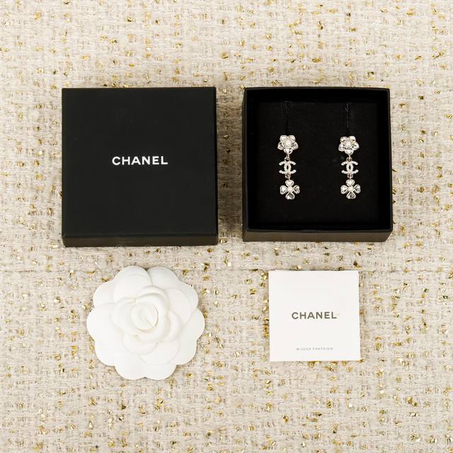 250423 我们出品 Zp10270！量大咨询客Fu 香 多元素耳环 25秋冬最新款！全网首发现Huo哇哇，太美了山茶花+双C+四叶草经典元素！真的让人无法拒