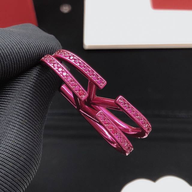 编号Ved0101银色 编号Ved0100金色 编号Ved0102紫色 华伦天奴最新款V字耳钉边缘镶钻 一致Zp黄铜材质