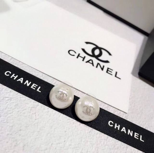 Chanel 21新年新款 经典水钻Cc白色珍珠圆形耳钉 精选正品一致材质搭配纯银针 防过敏不褪色