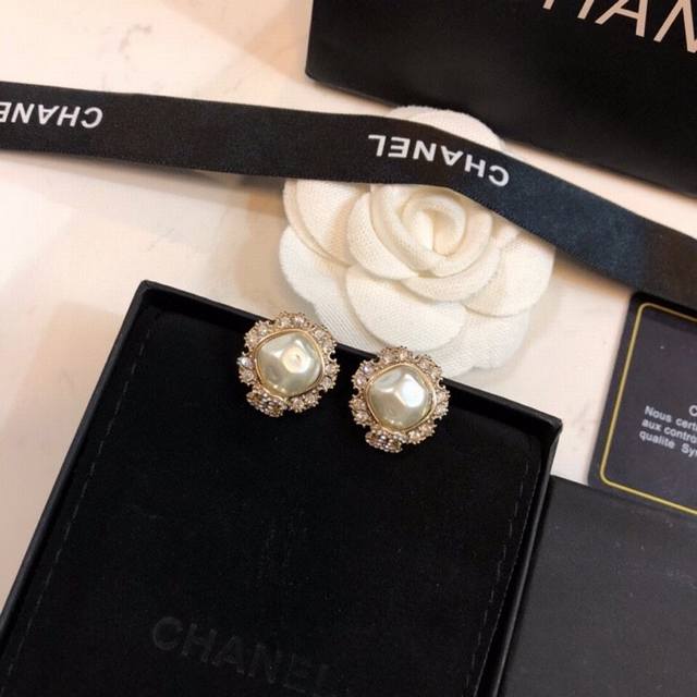 Chanel香奈儿 最新款圆形耳钉 925纯银针 热销款 市面最高版本！专柜1:1款式开模 专柜原版材质.小香经典Logo香奈儿女神必备。
