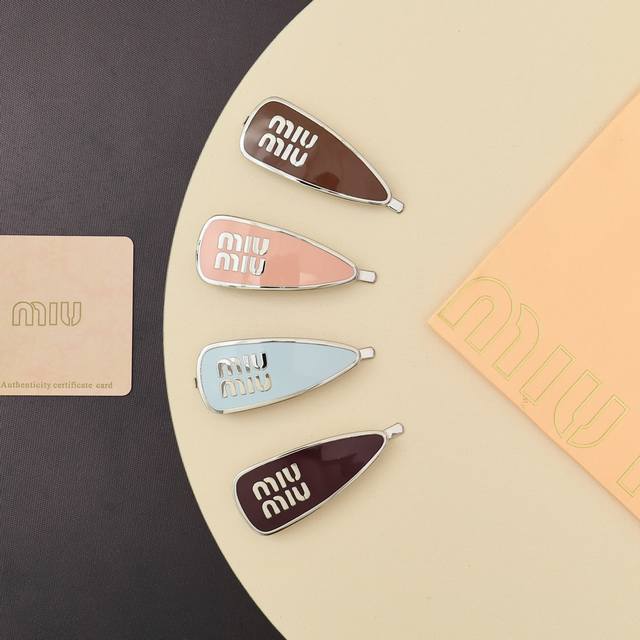 Iumiu 糖果色珐琅字母发夹 Miumiu的Logo设计元素，极简主义，不只是简单，每个细节都透露出气质美感 是夏季不可缺少的小精致 一眼就被这款吸引了，非常