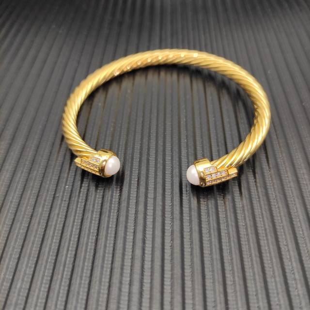 David Yurman 金色5Mm 5排钻珍珠手镯。珍珠、建议适合佩戴的手围15-20Cm 编号Dysz-279