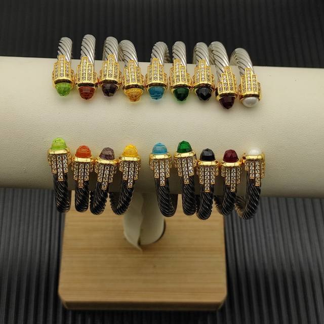 David Yurman 5Mm金头银色5排钻手镯。紫钻、红钻、蓝钻、黑钻、黄钻、深绿钻、浅绿钻、香槟钻、珍珠九个款式。建议适合佩戴的手围15-20Cm 编号D