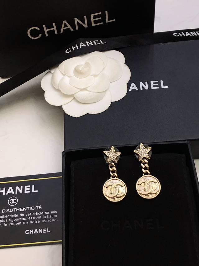 Chanel香奈儿星星耳钉 耳环热销款 市面最高版本！专柜1:1款式开模 925纯银针 专柜原版同亚金材质！小香经典Logo香奈儿耳吊 女神必备 超级显瘦耳钉