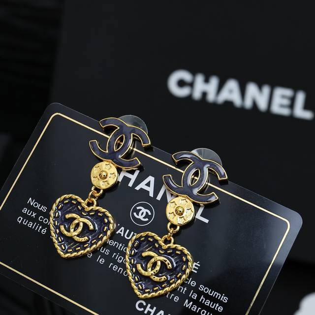 Chanel复古宫廷风牛仔爱心耳环 Get到宫廷风的魅力～贼显贵气 双C流苏爱心耳环丹宁牛仔搭配字母锁边显贵气 单戴叠戴都很漂亮 金灿灿很显气质